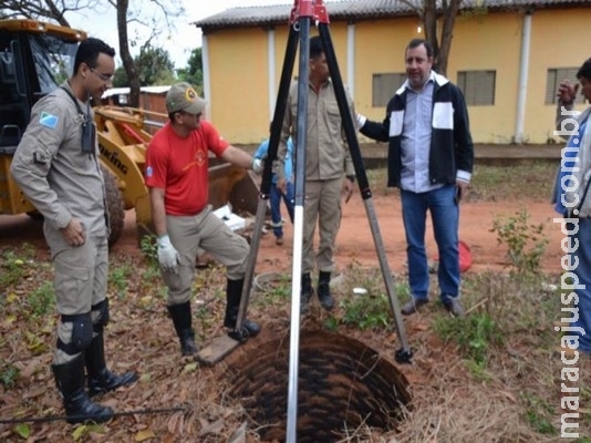 Resgate de vaca em fossa mobiliza bombeiros e até o prefeito em cidade de MS Resgate de vaca em fossa mobiliza bombeiros e até o prefeito em cidade de MS