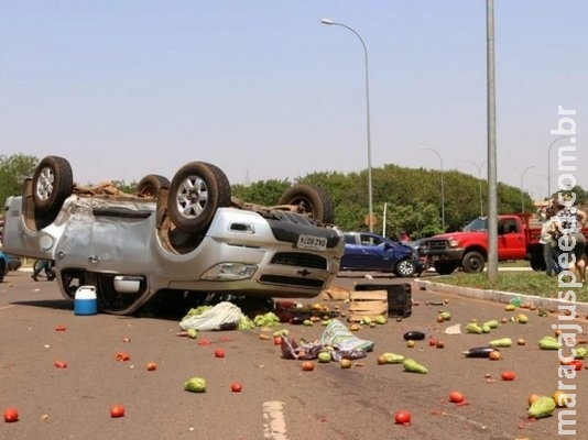 S10 é atingida por Prisma e capota em cruzamento da Lúdio Coelho