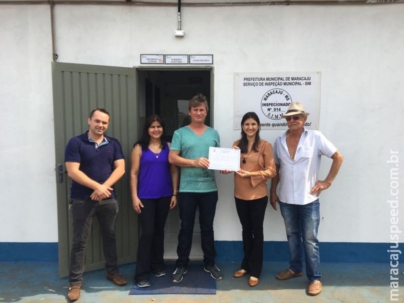 Secretária de Desenvolvimento entrega Título de Registro para entreposto de pescados em Maracaju