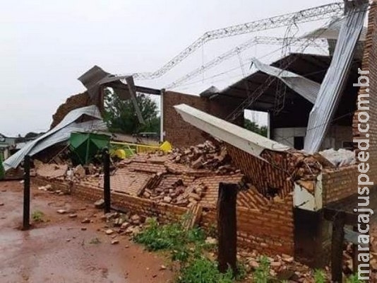 Temporal deixou rastro de destruição e prejuízo de R$ 200 mil em fazenda Temporal deixou rastro de destruição e prejuízo de R$ 200 mil em fazenda