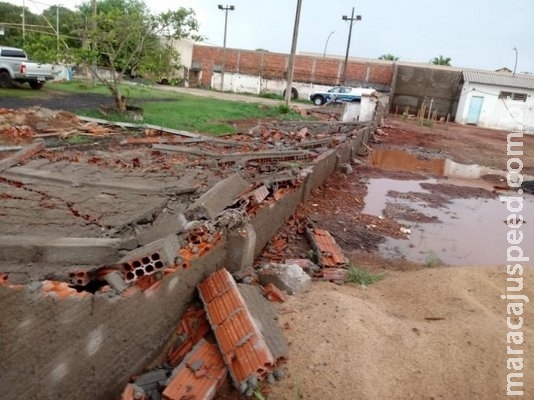 Temporal destelha residências e derruba muro de presídio masculino Temporal destelha residências e derruba muro de presídio masculino