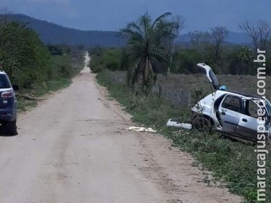 Trio foge após capotar veículo roubado próximo da fronteira com o Paraguai