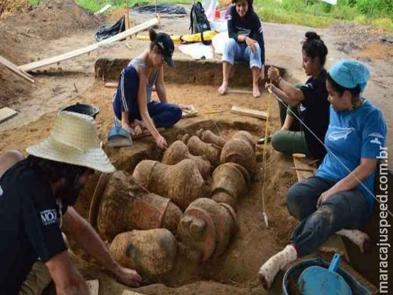 Urnas funerárias indígenas de 500 anos são encontradas intactas