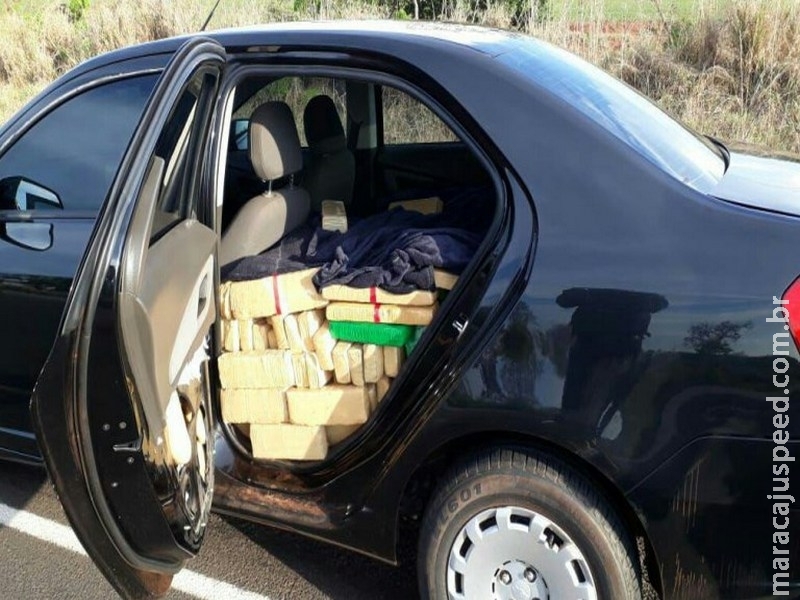 Veículo roubado carregado com mais de 900 kg de maconha é apreendido