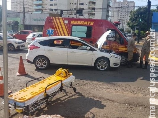 Acidente entre viatura e carro de passeio deixa avenida Mato Grosso interditada