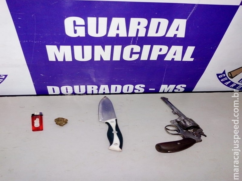 Adolescente de 14 anos e rapaz são flagrados com armas e dizem que iriam fazer assalto