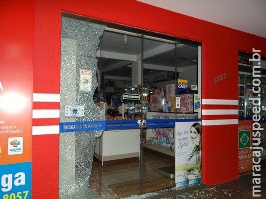 Adolescente vão parar na delegacia após quebrarem porta de drogaria