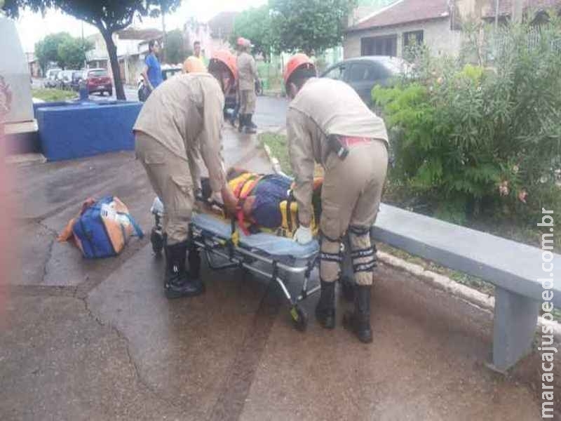 Após trabalhar durante madrugada, taxista dorme no volante e se envolve em acidente Após trabalhar durante madrugada, taxista dorme no volante e se envolve em acidente