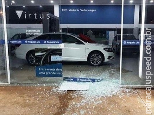 Atingida por tiros, concessionária tem vidraça destruída