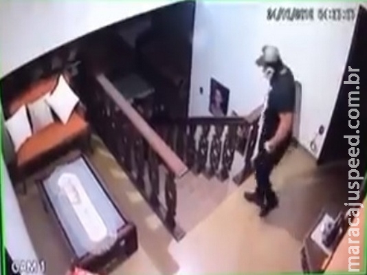 Bandido invade casa, pega chaves e leva Hilux da garagem sem ser visto