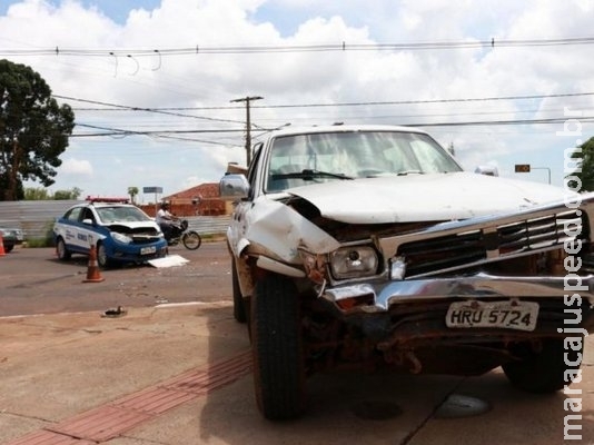 Batida entre carro da Guarda e caminhonete deixa quatro feridos