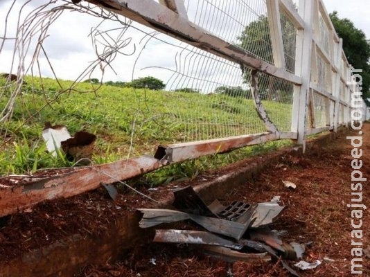 Bêbado, motorista colide em poste, destrói grade de quartel e acaba preso