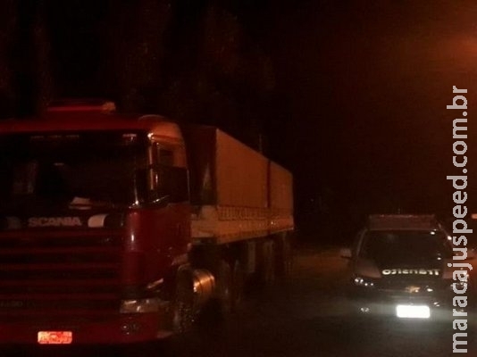 Carreta furtada no Paraná é recuperada em MS e motorista preso