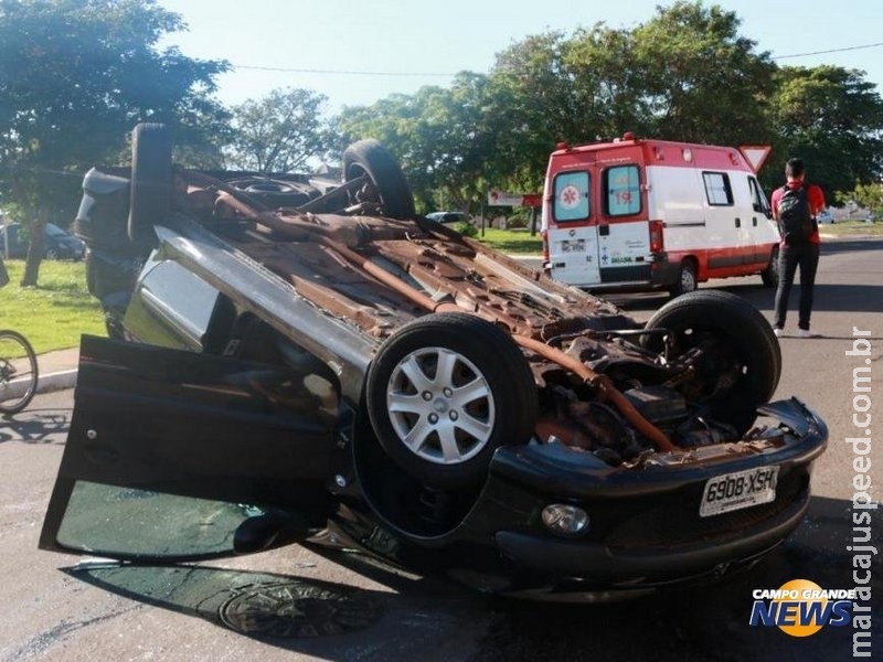 Carro bate em traseira de caminhão, capota e motorista fica ferido Carro bate em traseira de caminhão, capota e motorista fica ferido