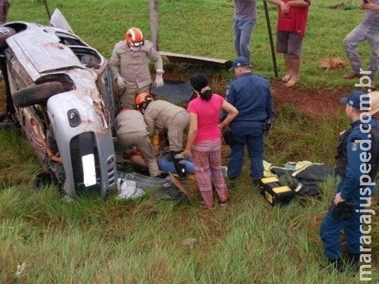 Carro capota e mulher fica presa às ferragens na MS-145 Carro capota e mulher fica presa às ferragens na MS-145