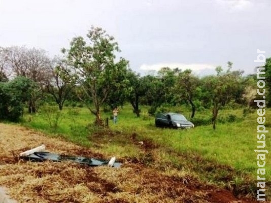 Carro capota na BR-267 durante temporal e duas pessoas ficam feridas