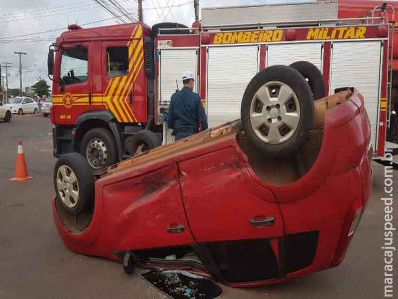 Carro é ‘lançado’ e capota após bater em Uno em cruzamento no Coronel Antonino Carro é ‘lançado’ e capota após bater em Uno em cruzamento no Coronel Antonino