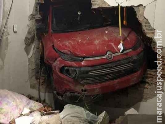 Carro quase invade quarto de casa após motorista perder o controle