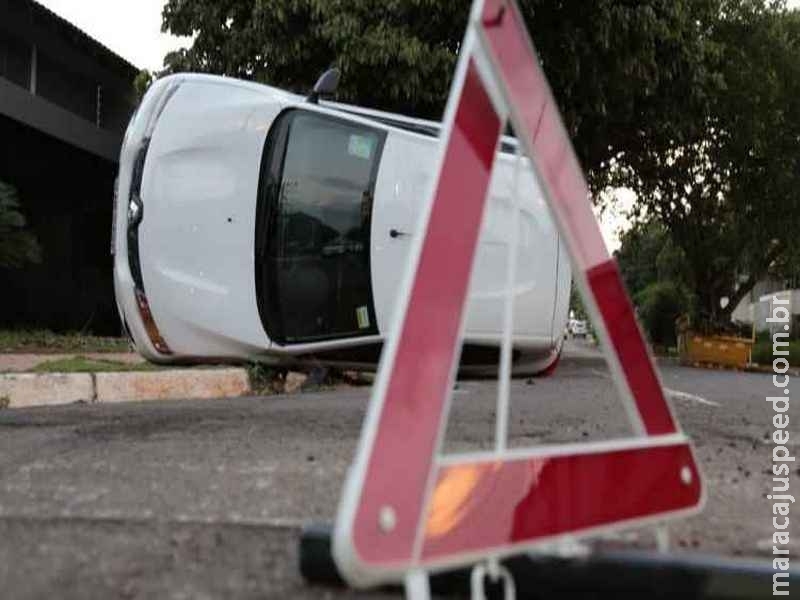 Carro tomba após ser atingido por veículo que avançou a preferencial Carro tomba após ser atingido por veículo que avançou a preferencial