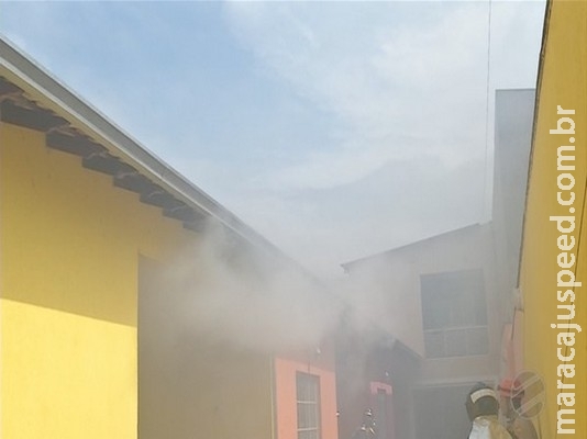 Casa de pastor pega fogo e vizinha de 70 anos é resgatada por policiais em MS Casa de pastor pega fogo e vizinha de 70 anos é resgatada por policiais em MS