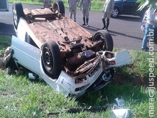 Casal e menina de 3 anos ficam feridos após capotagem em avenida de Campo Grande Casal e menina de 3 anos ficam feridos após capotagem em avenida de Campo Grande