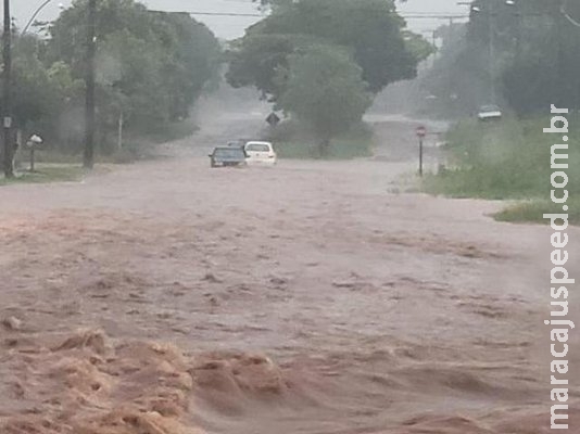 Chuva forte alaga ruas, casas e deixa moradores ilhados Chuva forte alaga ruas, casas e deixa moradores ilhados