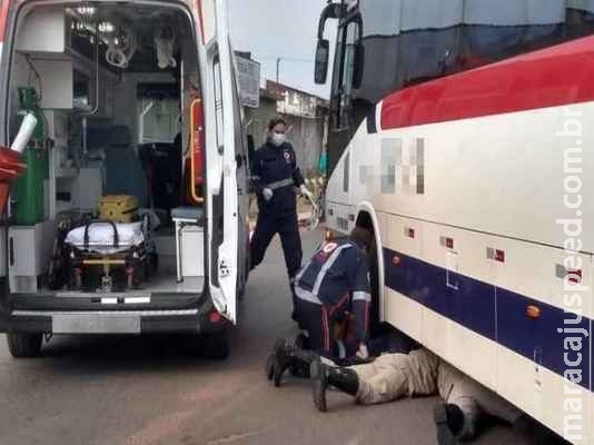 Ciclista é atropelada por ônibus e tem dedos dos pés amputados Ciclista é atropelada por ônibus e tem dedos dos pés amputados