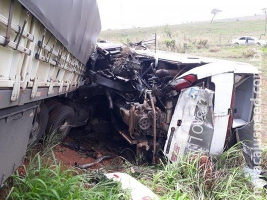 Colisão de carreta em ônibus deixa motorista preso às ferragens Colisão de carreta em ônibus deixa motorista preso às ferragens