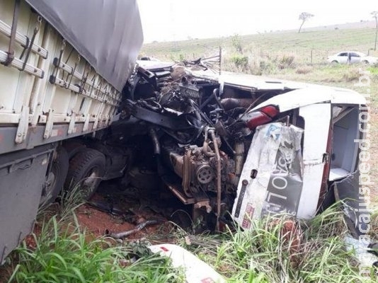 Colisão de carreta em ônibus deixa motorista preso às ferragens