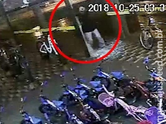 Com “voadora”, bandido estoura porta de vidro e leva bicicleta de R$ 3,7 mil