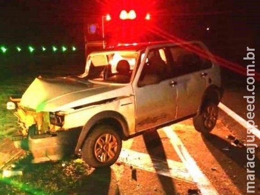 Condutor embriagado invade pista e colide Uno com caminhão na BR-267