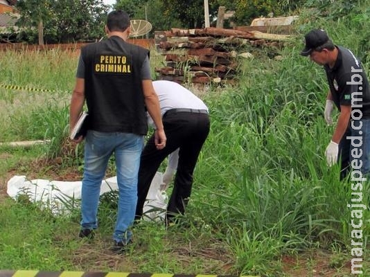 Corpo de homem encontrado em terreno baldio possuía sinais de espancamento