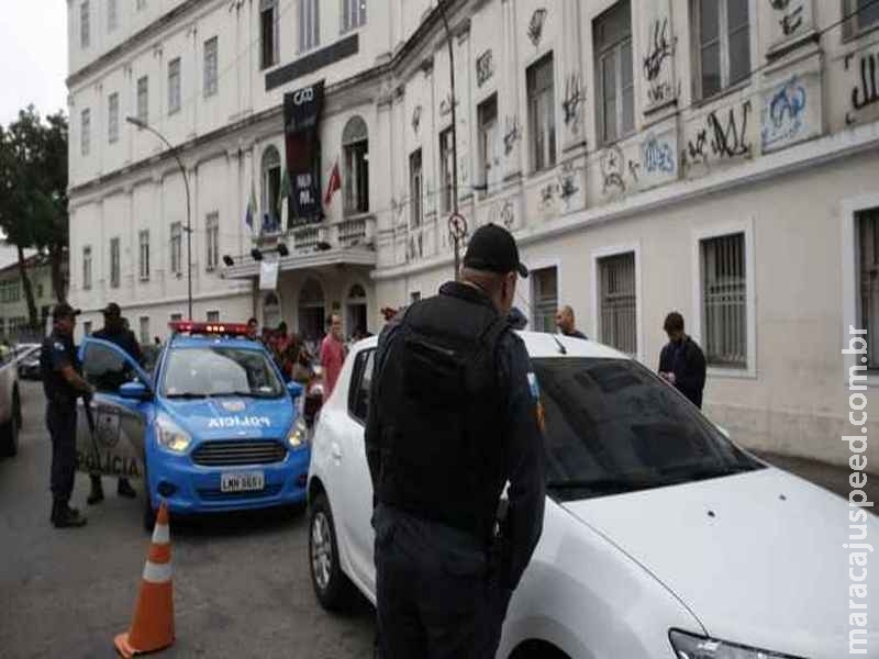 Corpo é encontrado em carro em frente à Faculdade de Direito da UFRJ