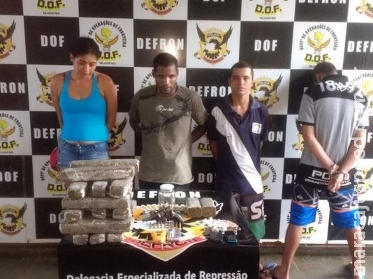 Defron prende cinco com arma e fecha ponto distribuição de maconha