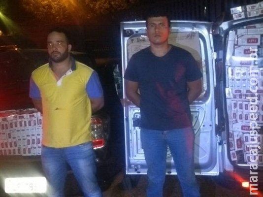 Dois homens são presos com carros carregados de cigarros contrabandeados