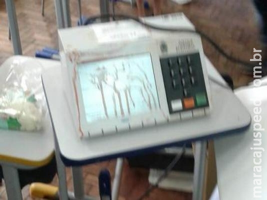 Eleitora surtada é presa por passar absorvente sujo de sangue na urna eletrônica