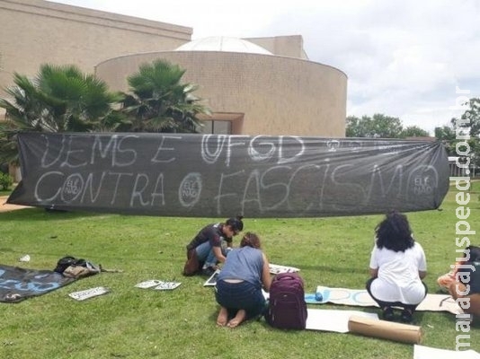 Estudantes protestam contra juiz que proibiu ato sobre fascismo Estudantes protestam contra juiz que proibiu ato sobre fascismo