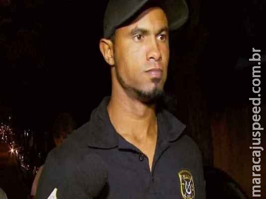 Ex-goleiro Bruno é visto com mulheres em bar e terá que voltar para presídio