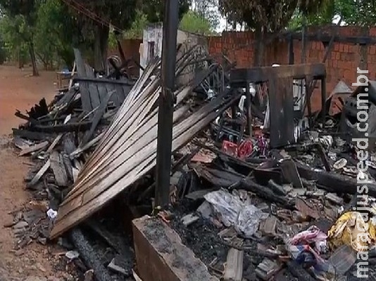 Famílias que perderam tudo em incêndio de casa em Corumbá pedem doações para recomeçar Famílias que perderam tudo em incêndio de casa em Corumbá pedem doações para recomeçar