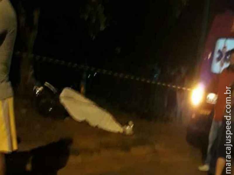 Funcionário de mercado é morto com pelo menos dez tiros por desconhecidos