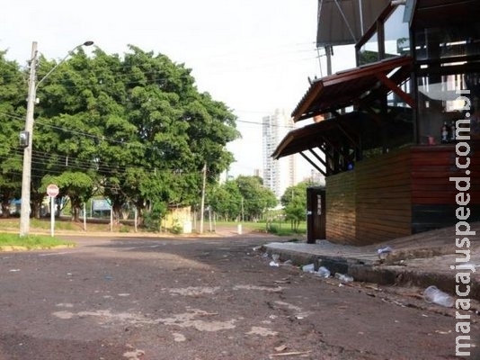 Homem chama clientes de bar de "viados", atira e acerta rapaz no tórax