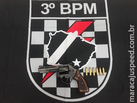 Homem é preso com arma de uso restrito, em casa, após denúncias Homem é preso com arma de uso restrito, em casa, após denúncias