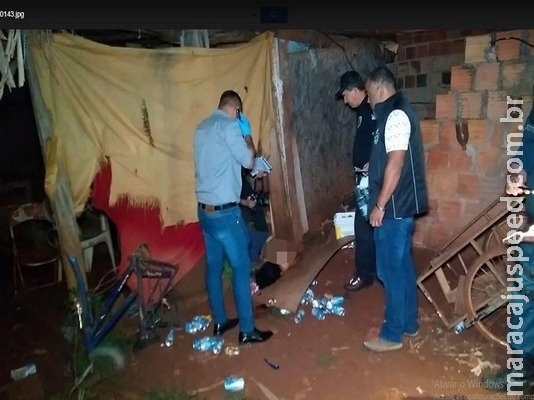 Homem morre esfaqueado durante briga com mulher na frente de 2 filhos pequenos