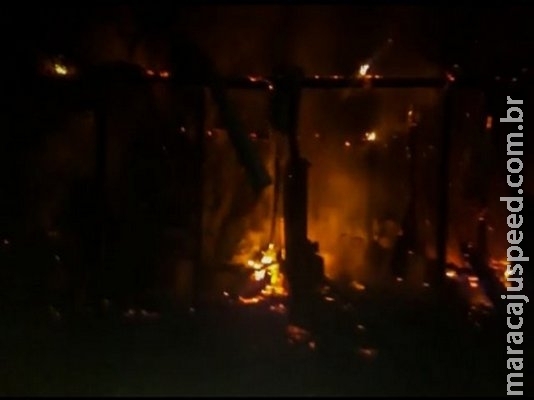 Incêndio destrói casa de madeira de vendedor ambulante Incêndio destrói casa de madeira de vendedor ambulante