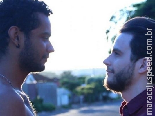 Internet ferve com mais uma polêmica envolvendo filme gay em escola pública Internet ferve com mais uma polêmica envolvendo filme gay em escola pública