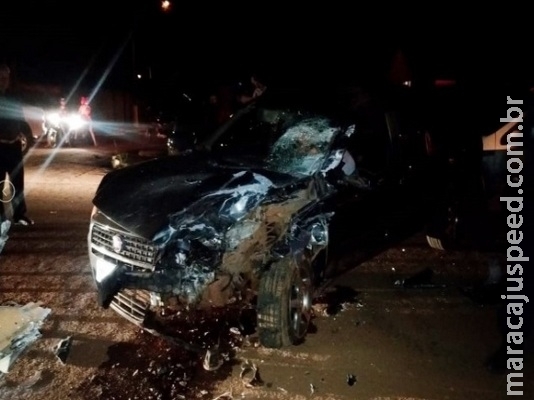 Jovem de 21 anos fica presa às ferragens de picape após colisão frontal com carreta Jovem de 21 anos fica presa às ferragens de picape após colisão frontal com carreta