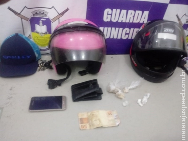 Jovem dispensa drogas e acaba preso por tráfico