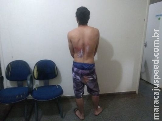 Jovem tenta fugir de abordagem, cai e é preso