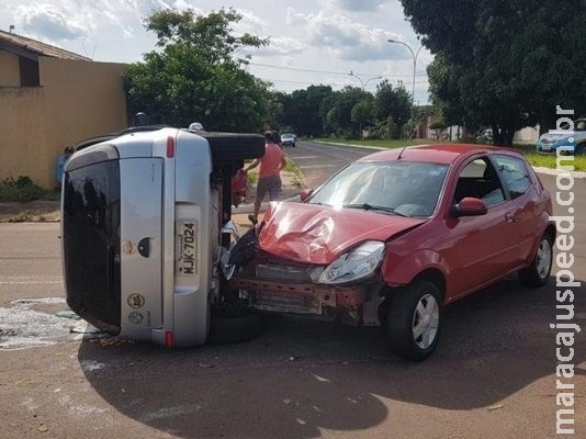 Mãe e filha são socorridas após acidente envolvendo três carros