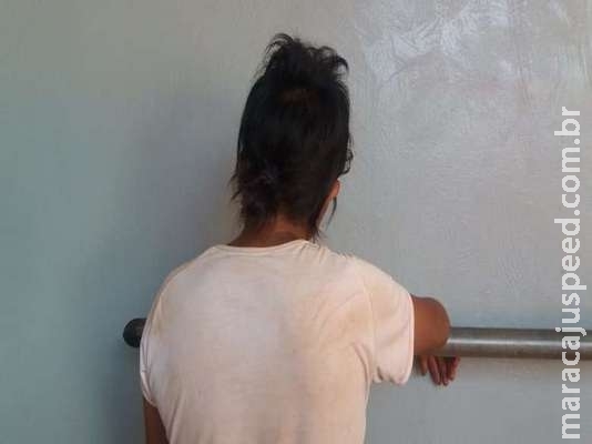 Mãe embriagada é detida acusada de espancar a filha de seis anos